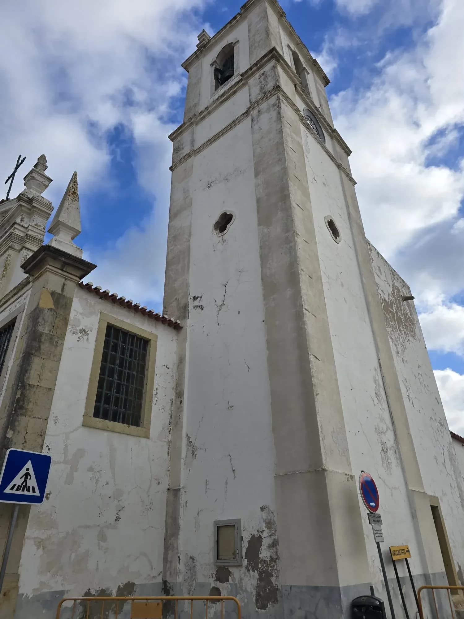 Torre sineira da Igreja Paroquial de Alcantarilha antes do restauro, com pintura degradada.