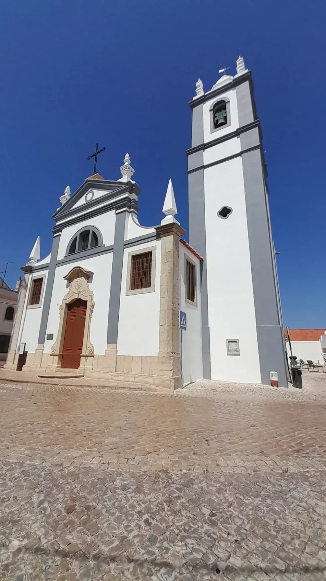 Fachada e torre sineira da Igreja Paroquial de Alcantarilha depois do restauro.